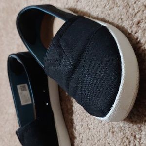 Tom's w6.5 canvas blacks slide on shoes